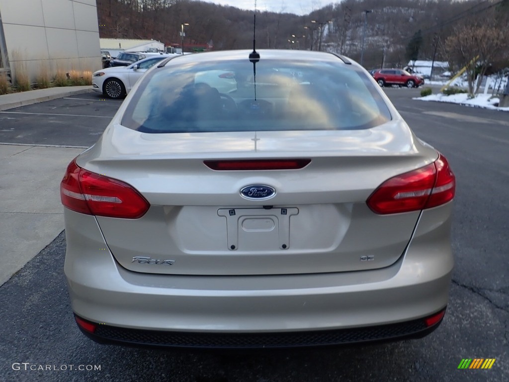 2018 Focus SE Sedan - White Gold / Charcoal Black photo #3