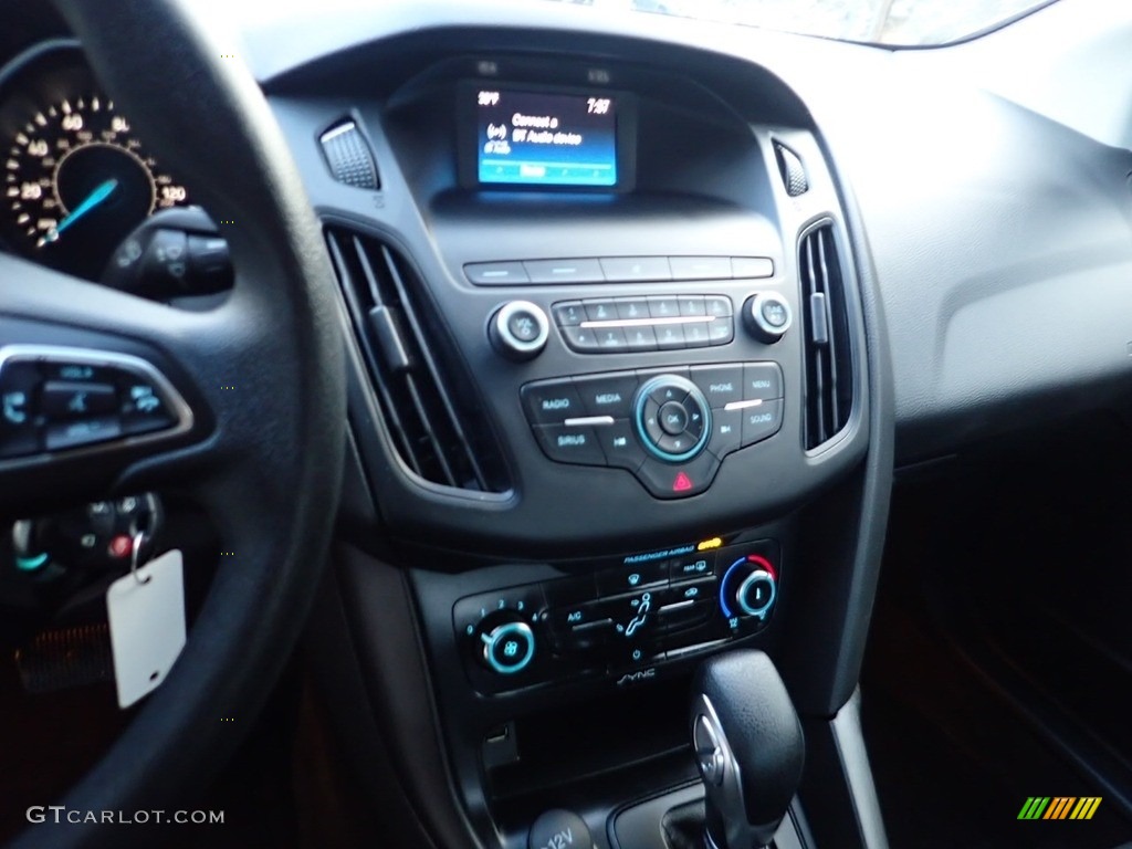 2018 Focus SE Sedan - White Gold / Charcoal Black photo #22