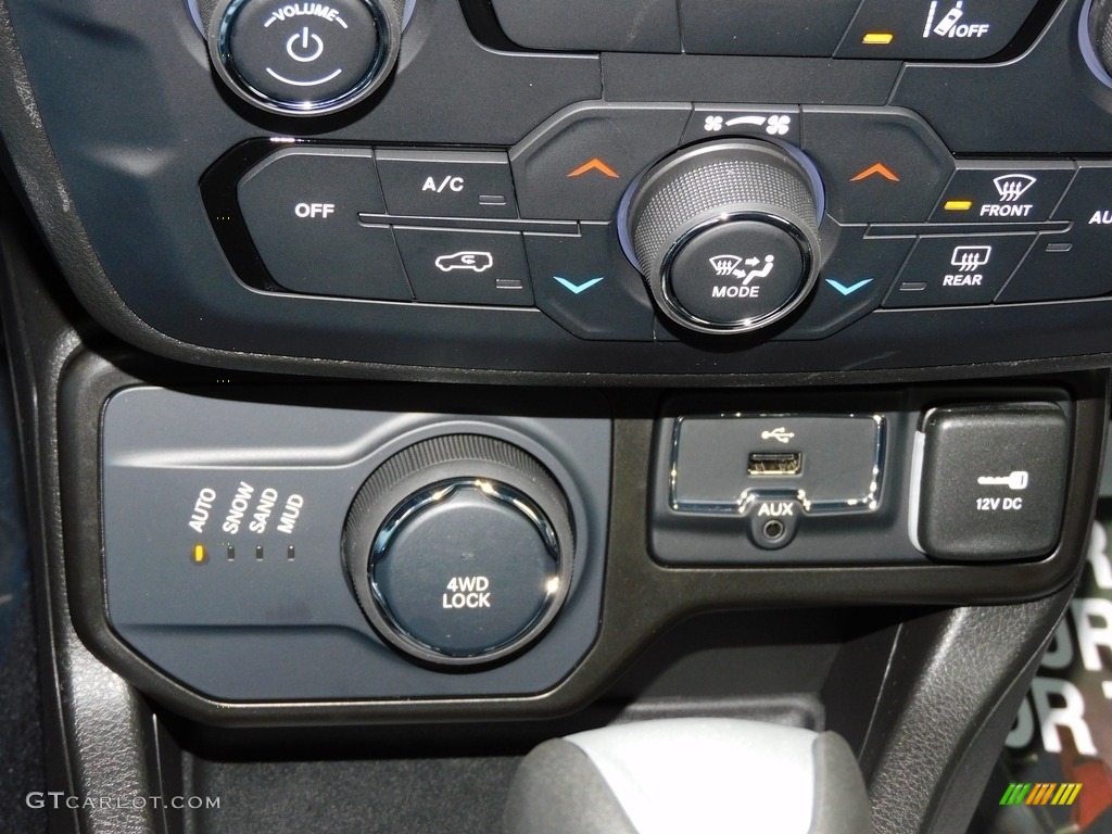 2021 Renegade Latitude 4x4 - Omaha Orange / Black photo #18