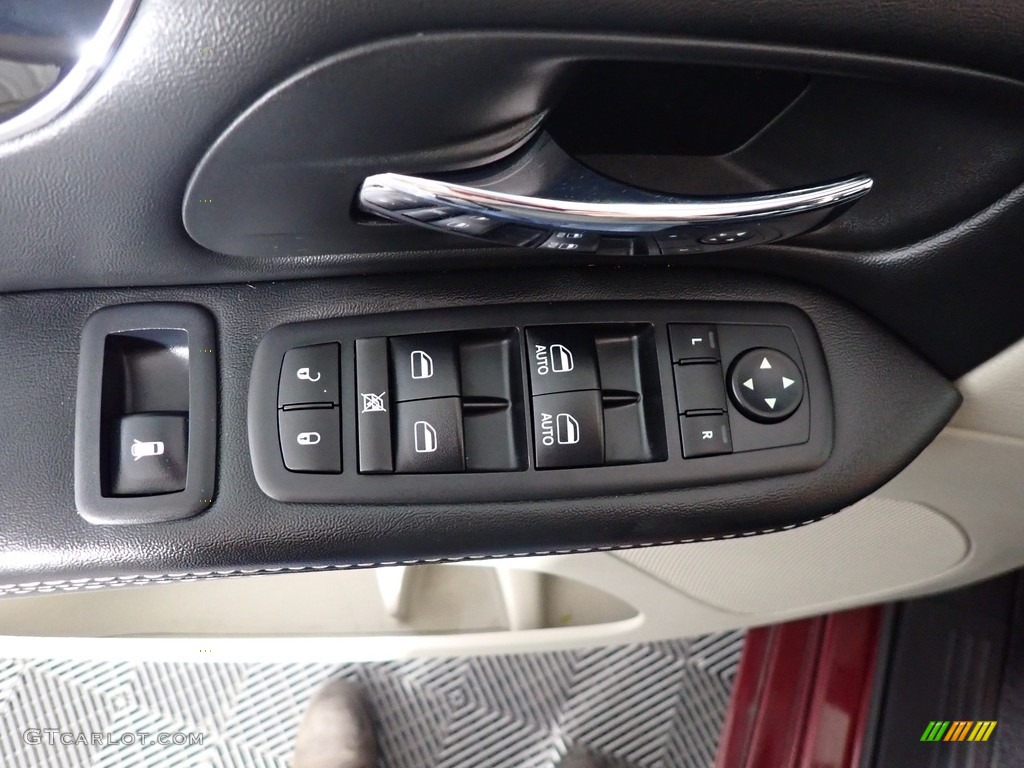 2017 Grand Caravan SXT - Octane Red / Black/Light Graystone photo #22