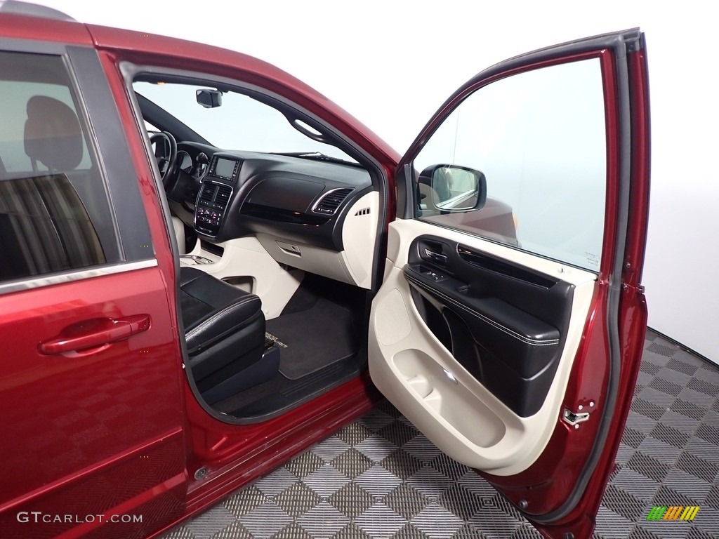 2017 Grand Caravan SXT - Octane Red / Black/Light Graystone photo #40