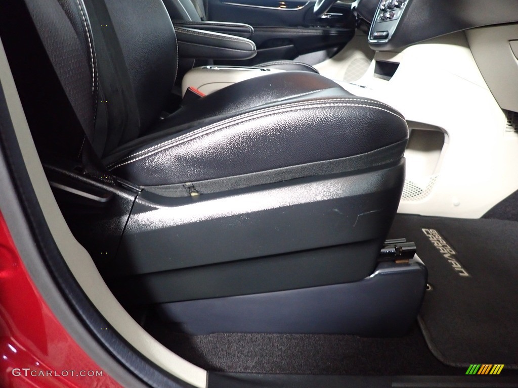 2017 Grand Caravan SXT - Octane Red / Black/Light Graystone photo #42