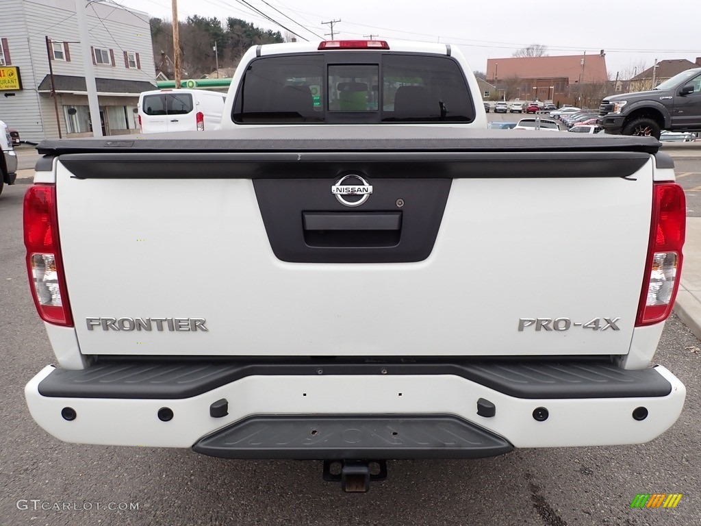 2017 Frontier Pro-4X King Cab 4x4 - Glacier White / Graphite photo #4