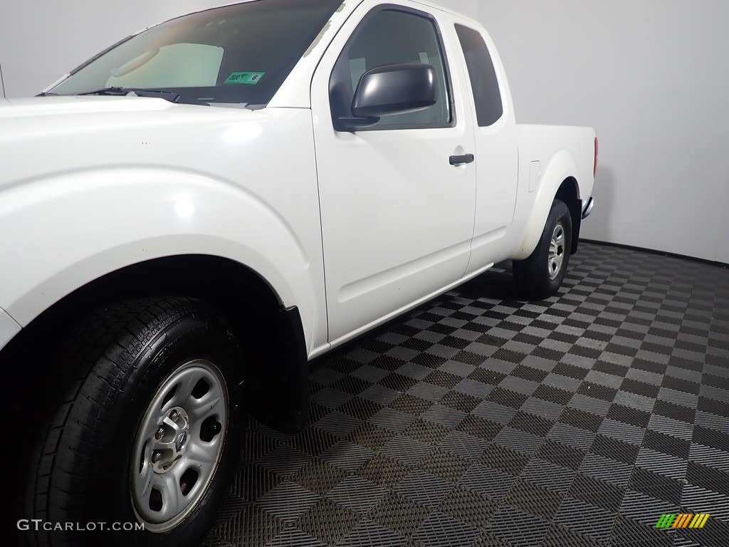 2006 Frontier XE King Cab - Avalanche White / Steel photo #10
