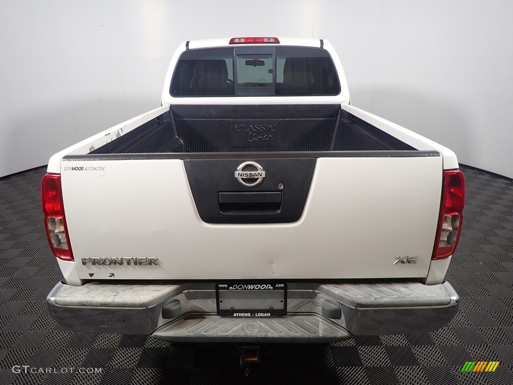 2006 Frontier XE King Cab - Avalanche White / Steel photo #13