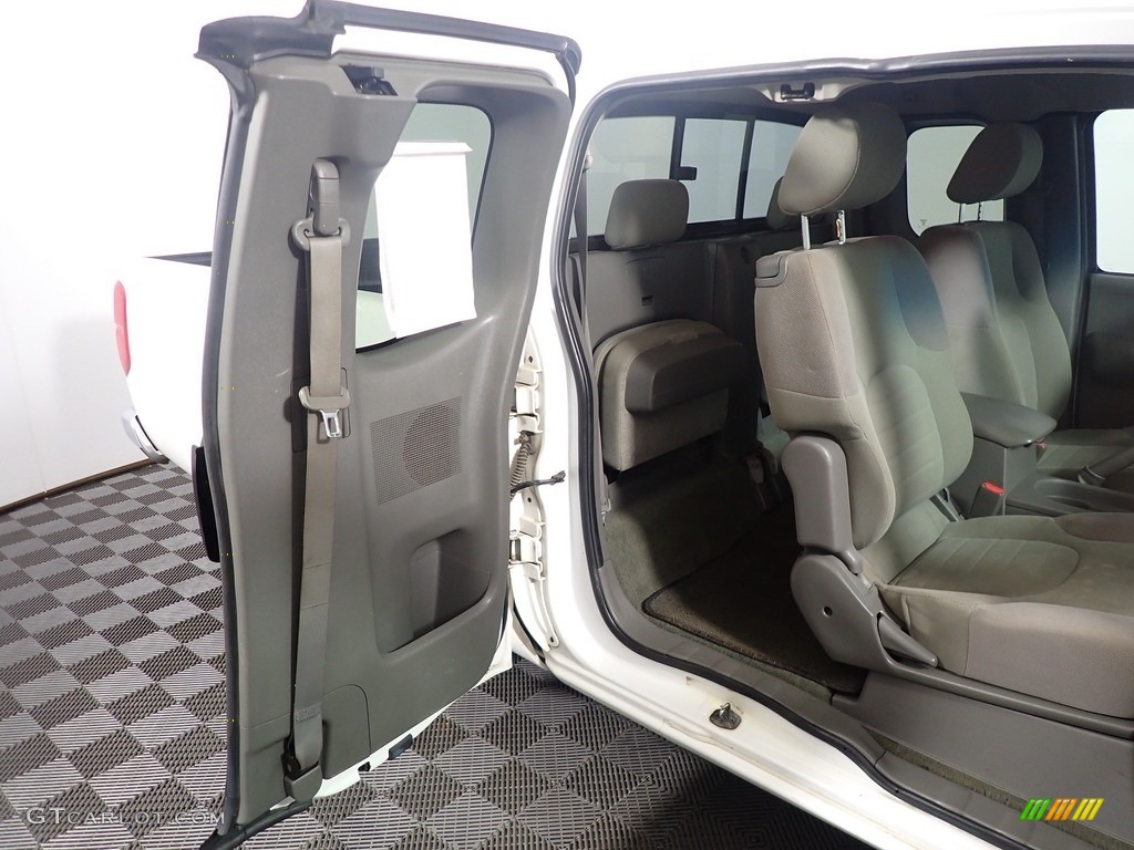 2006 Frontier XE King Cab - Avalanche White / Steel photo #33