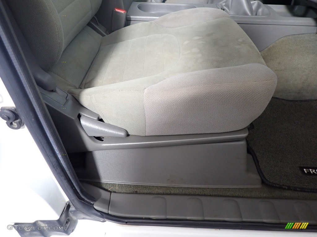 2006 Frontier XE King Cab - Avalanche White / Steel photo #37