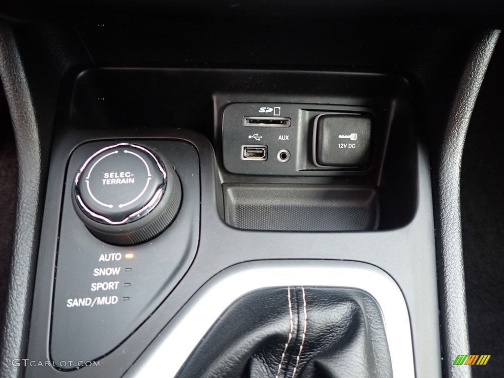 2018 Cherokee Latitude Plus 4x4 - Patriot Blue Pearl / Black photo #27