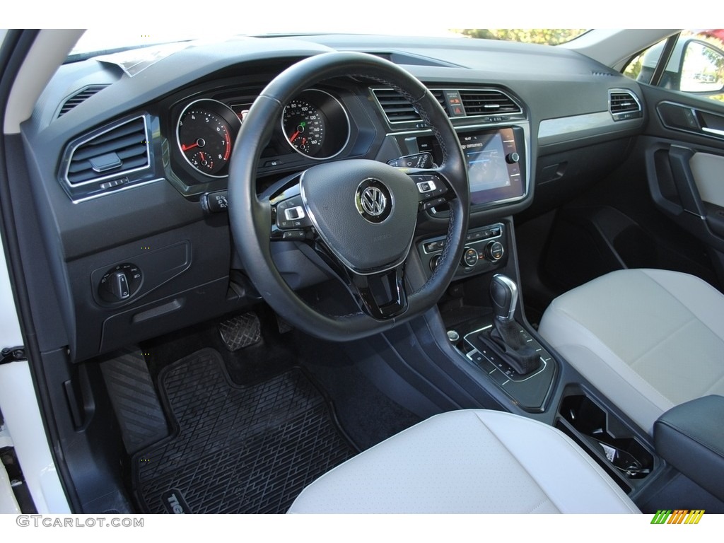 Storm Gray Interior 2018 Volkswagen Tiguan SE Photo #140512488