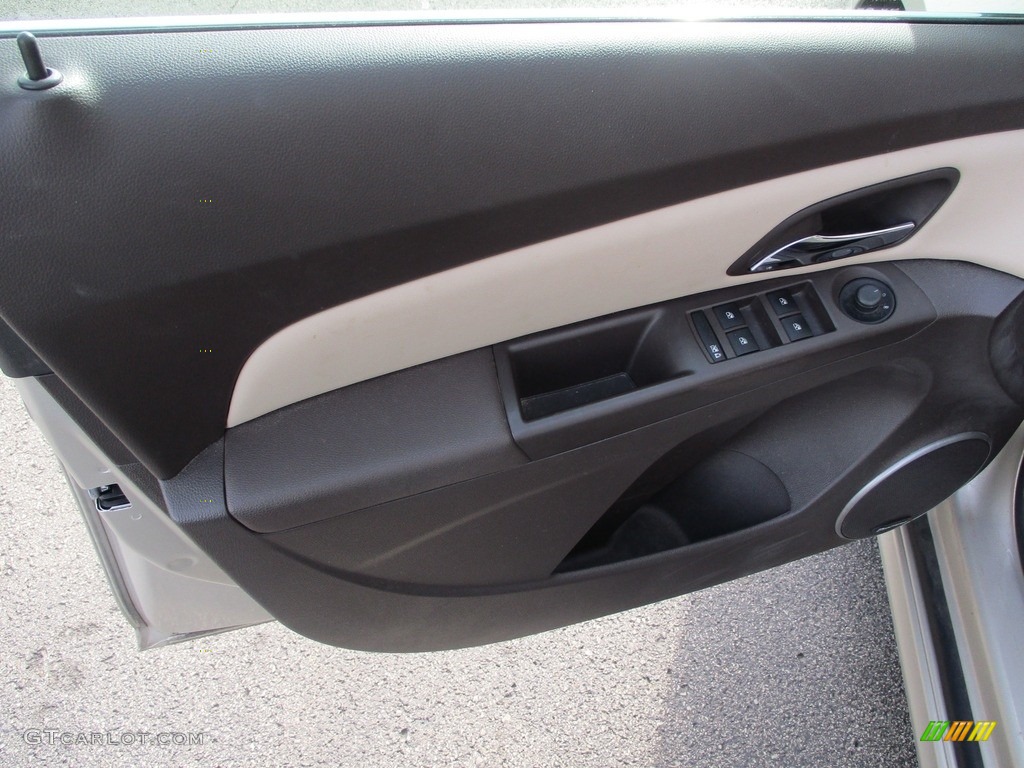 2013 Chevrolet Cruze LT Cocoa/Light Neutral Door Panel Photo #140522356