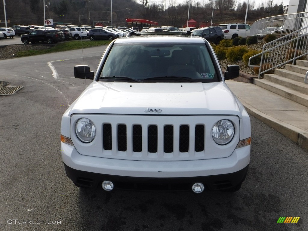 2014 Patriot Latitude 4x4 - Bright White / Dark Slate Gray/Light Pebble photo #11