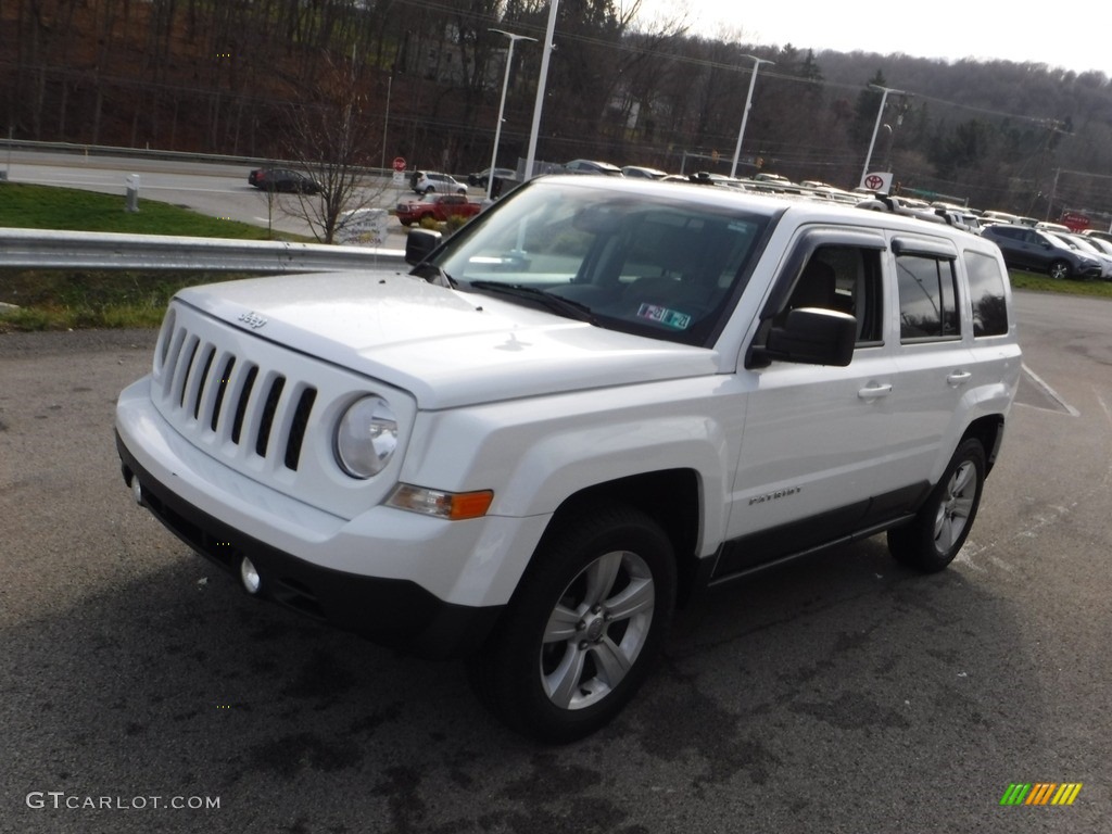 2014 Patriot Latitude 4x4 - Bright White / Dark Slate Gray/Light Pebble photo #12