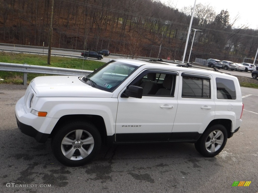 2014 Patriot Latitude 4x4 - Bright White / Dark Slate Gray/Light Pebble photo #13