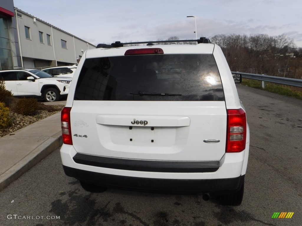 2014 Patriot Latitude 4x4 - Bright White / Dark Slate Gray/Light Pebble photo #15