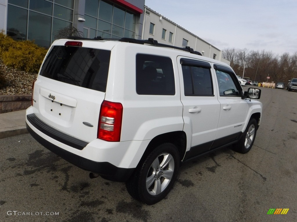 2014 Patriot Latitude 4x4 - Bright White / Dark Slate Gray/Light Pebble photo #16