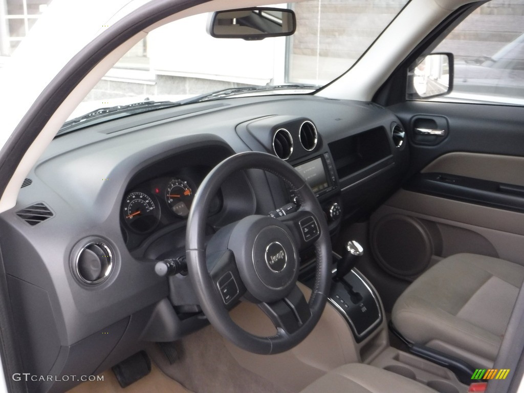 2014 Patriot Latitude 4x4 - Bright White / Dark Slate Gray/Light Pebble photo #18