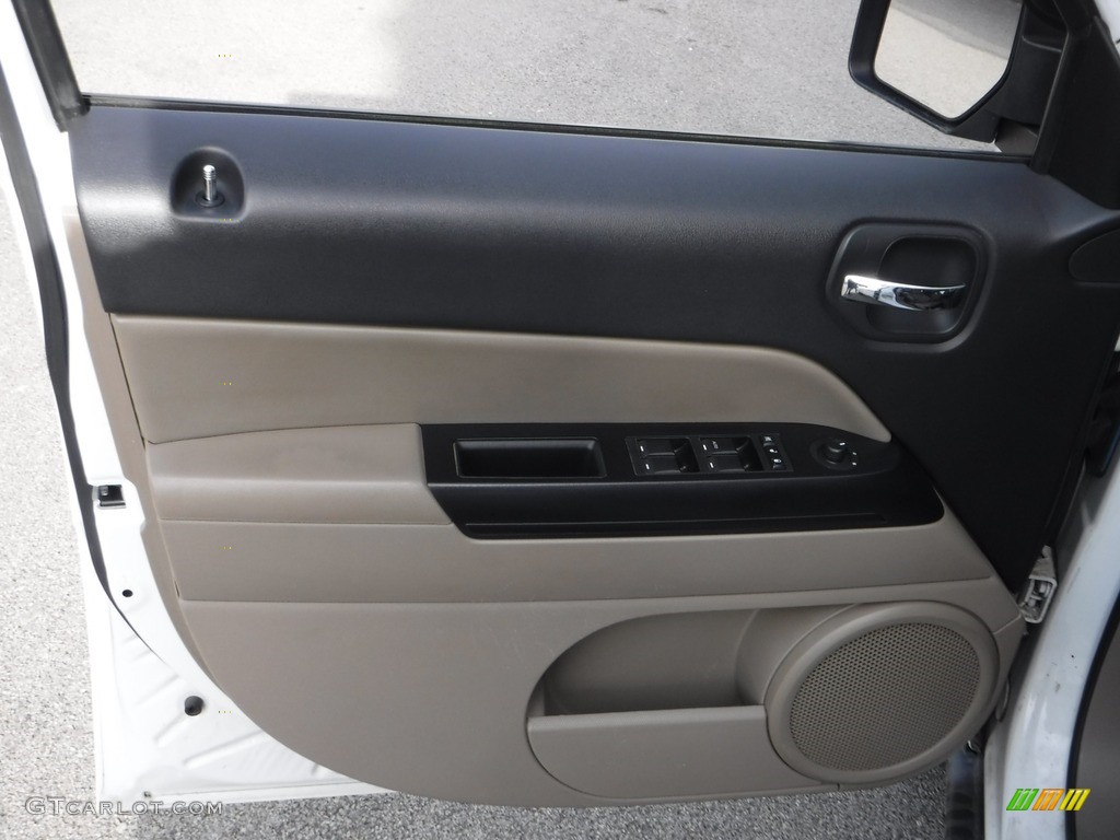 2014 Patriot Latitude 4x4 - Bright White / Dark Slate Gray/Light Pebble photo #19