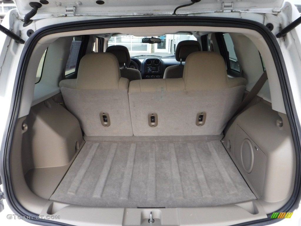2014 Patriot Latitude 4x4 - Bright White / Dark Slate Gray/Light Pebble photo #26