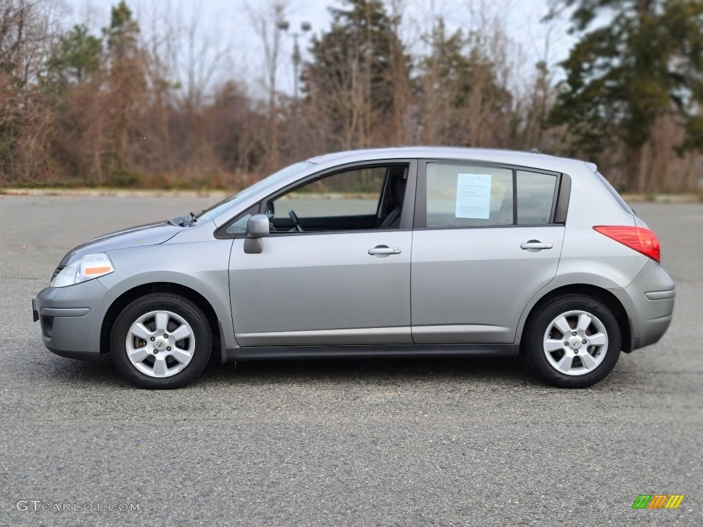 2009 Versa 1.8 S Hatchback - Magnetic Gray / Charcoal photo #2