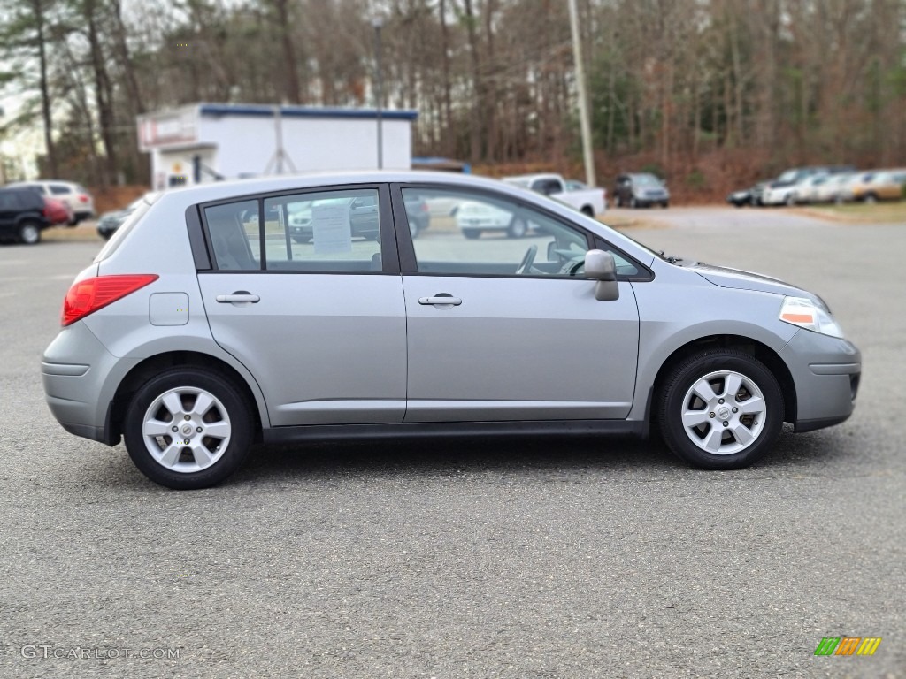 2009 Versa 1.8 S Hatchback - Magnetic Gray / Charcoal photo #6