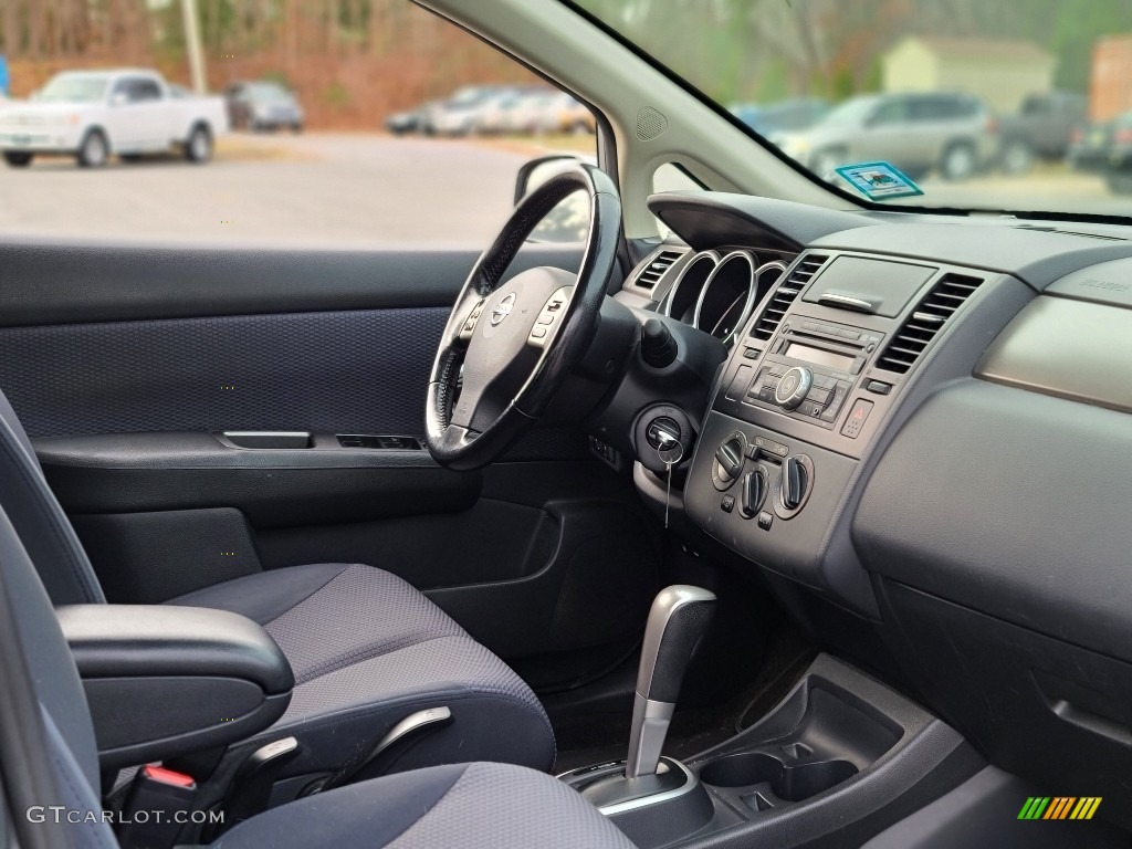 2009 Versa 1.8 S Hatchback - Magnetic Gray / Charcoal photo #10
