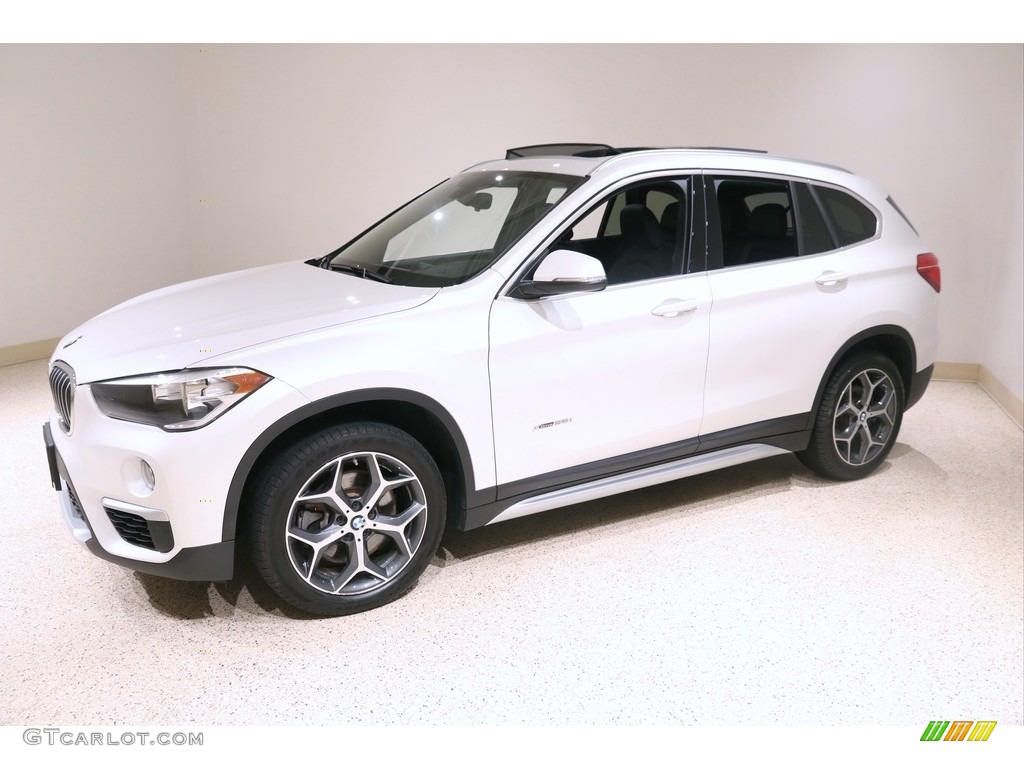 2018 X1 xDrive28i - Mineral White Metallic / Black photo #3