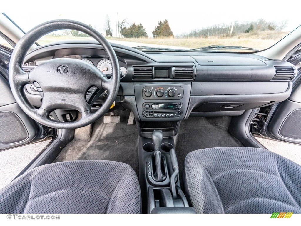 2004 Stratus SE Sedan - Black / Dark Slate Gray photo #30