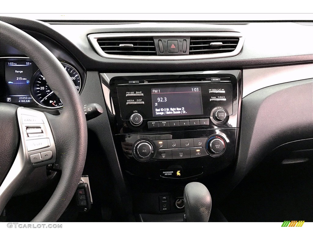 2016 Nissan Rogue S Controls Photo #140576196