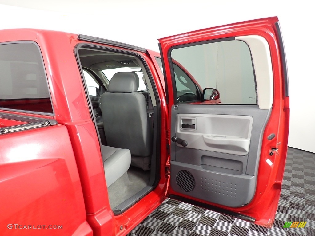 2005 Dakota ST Quad Cab 4x4 - Flame Red / Medium Slate Gray photo #30