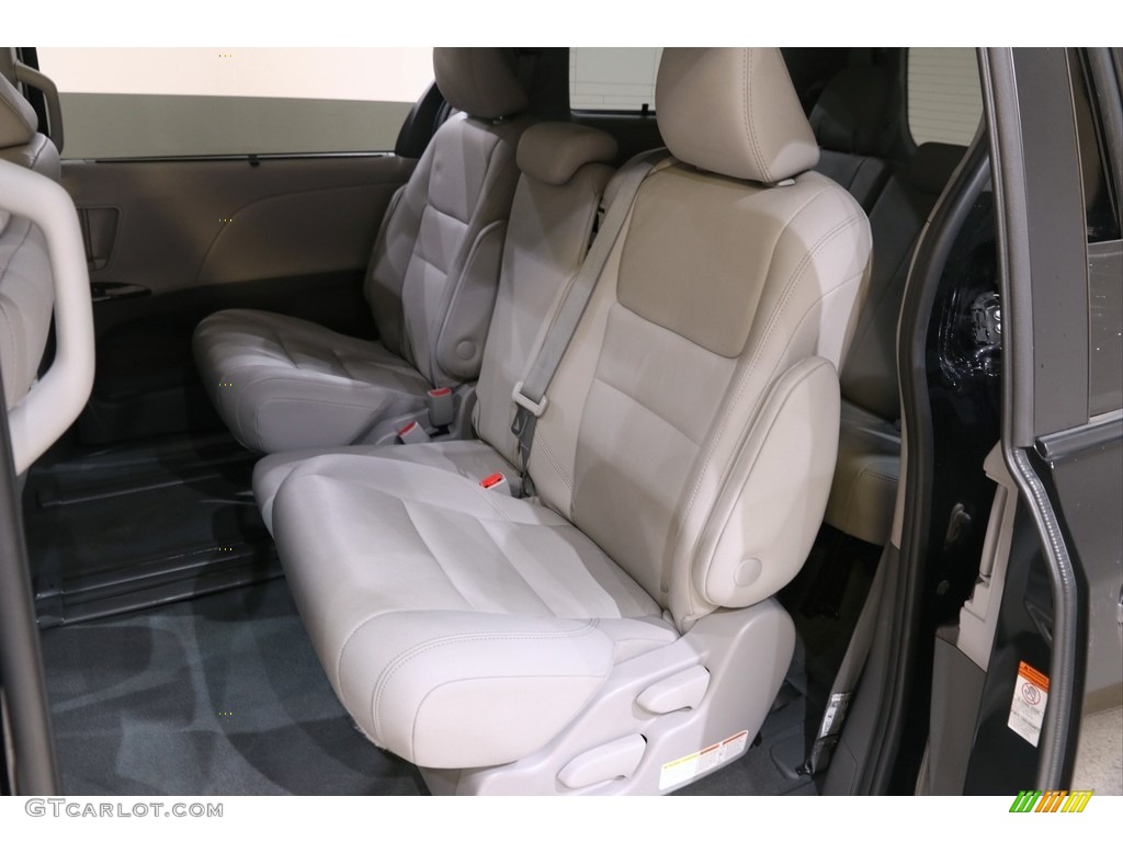 2020 Sienna XLE - Midnight Black Metallic / Ash photo #19