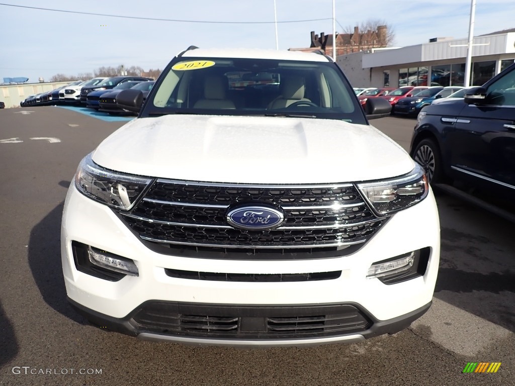 2021 Explorer XLT 4WD - Oxford White / Sandstone photo #4