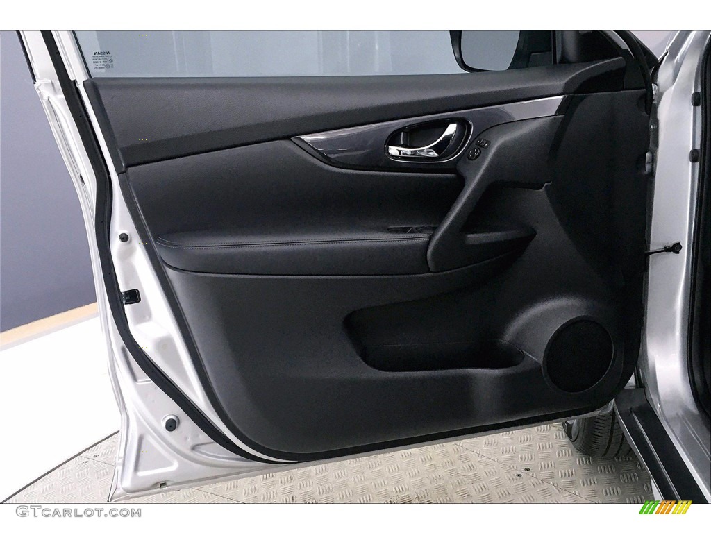 2019 Nissan Rogue SV AWD Charcoal Door Panel Photo #140658040
