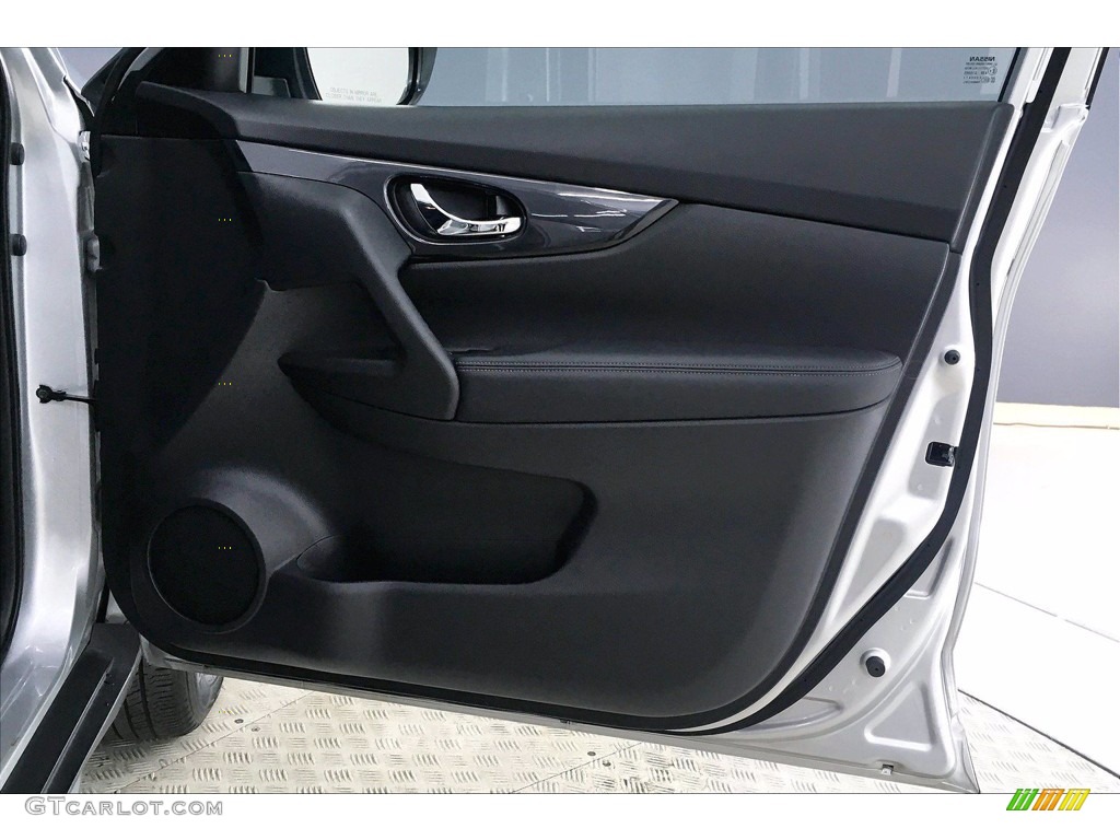 2019 Nissan Rogue SV AWD Charcoal Door Panel Photo #140658067