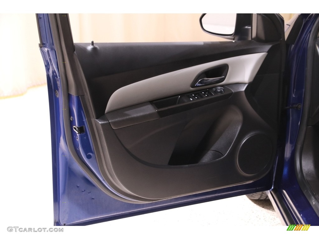 2013 Cruze LS - Blue Topaz Metallic / Jet Black/Medium Titanium photo #4