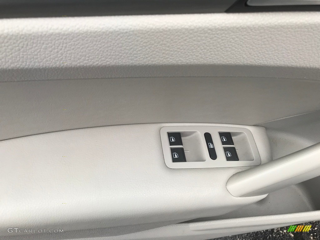 2015 Volkswagen Passat SE Sedan Moonrock Gray Door Panel Photo #140676714