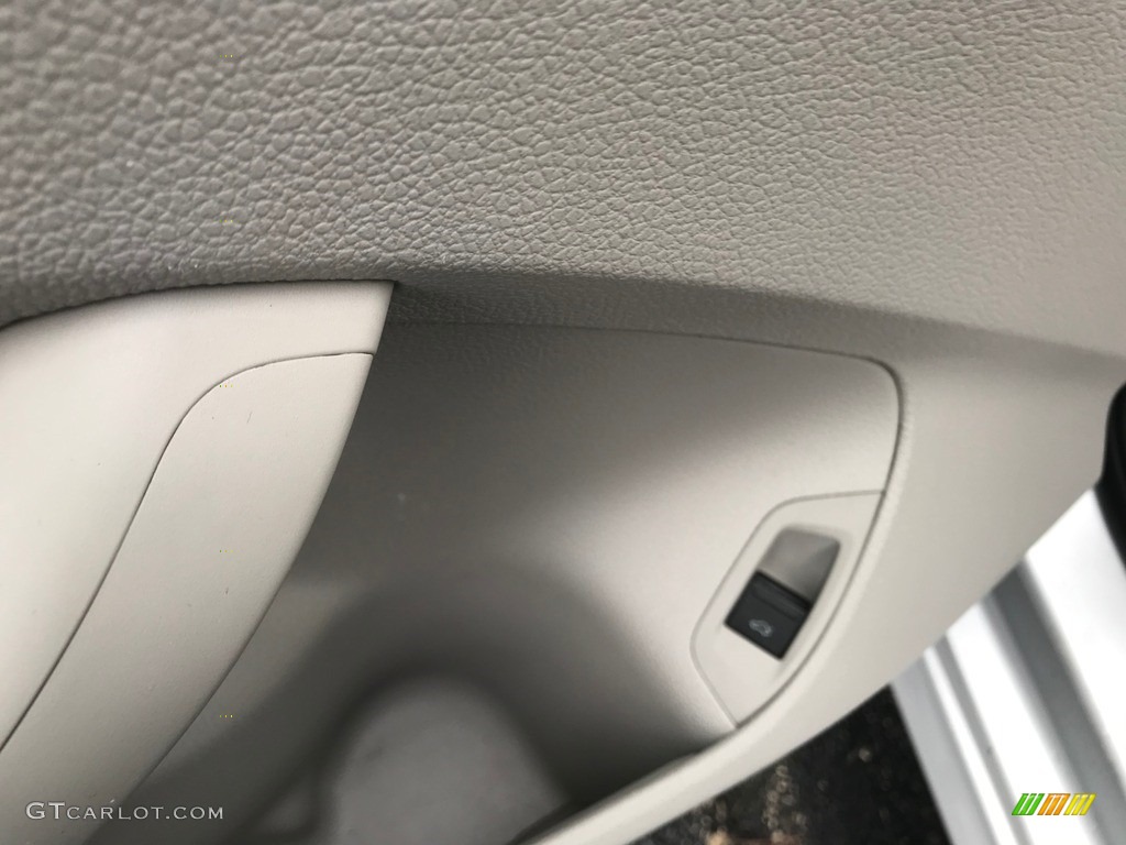 2015 Volkswagen Passat SE Sedan Moonrock Gray Door Panel Photo #140676732