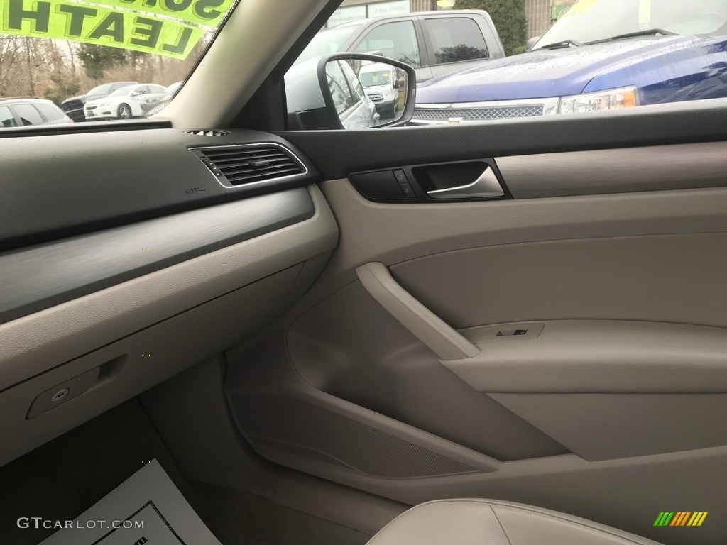2015 Volkswagen Passat SE Sedan Moonrock Gray Door Panel Photo #140676795
