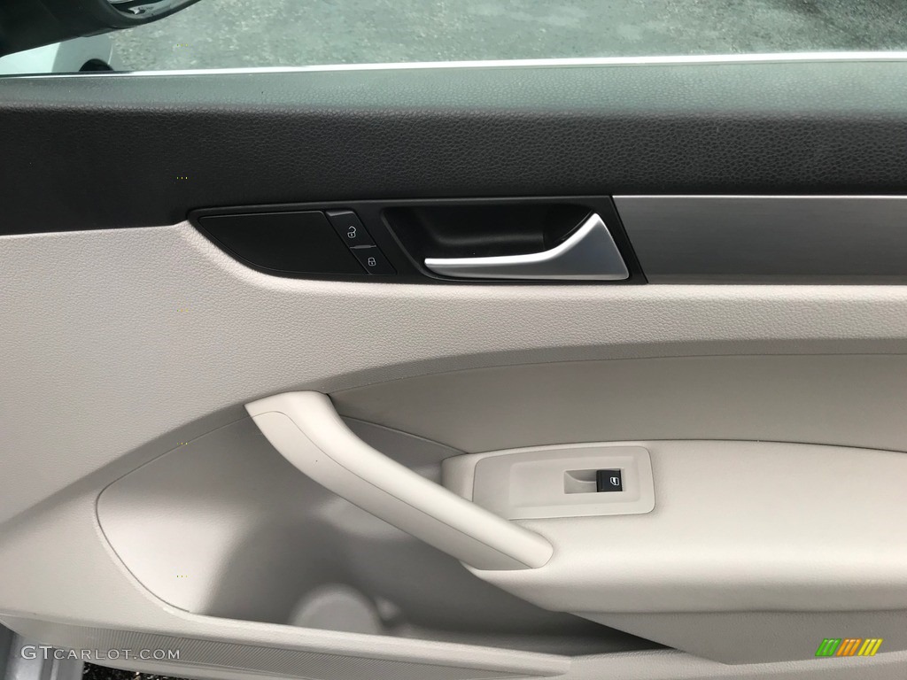 2015 Volkswagen Passat SE Sedan Moonrock Gray Door Panel Photo #140677155