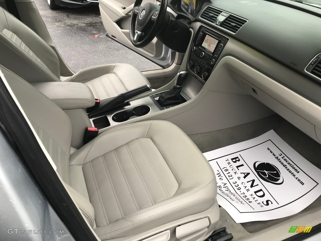 Moonrock Gray Interior 2015 Volkswagen Passat SE Sedan Photo #140677167