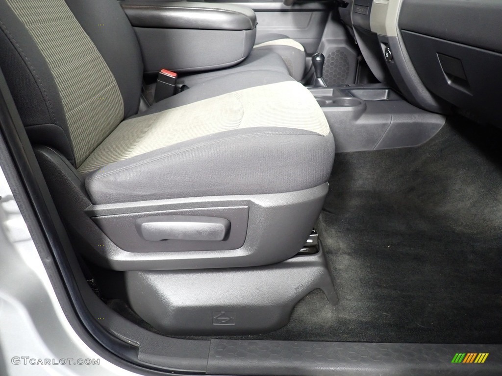 2011 Ram 3500 HD ST Crew Cab 4x4 - Bright Silver Metallic / Dark Slate Gray/Medium Graystone photo #30