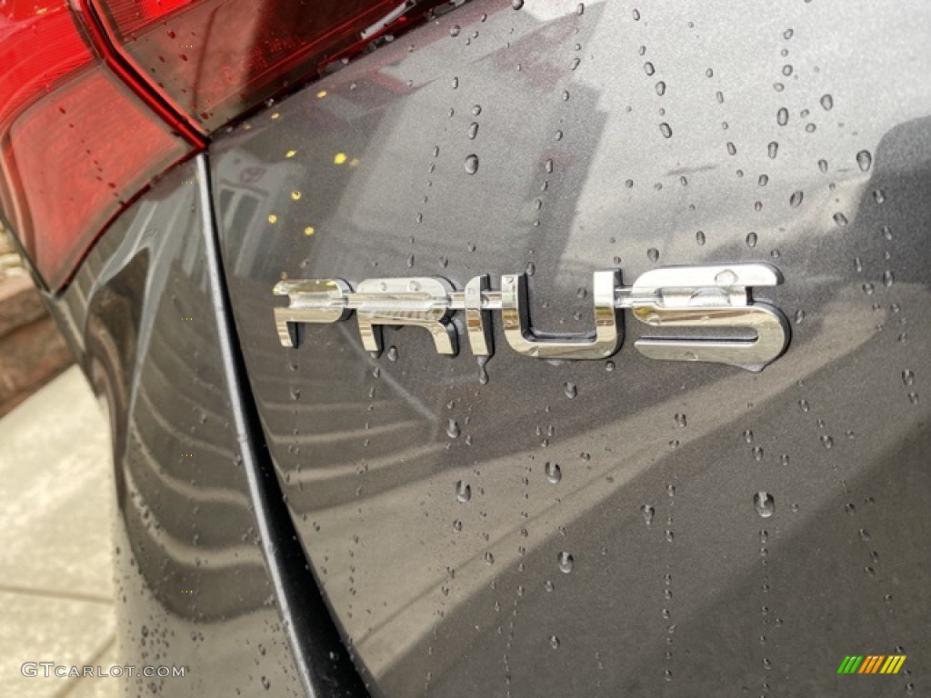 2021 Toyota Prius XLE Marks and Logos Photos