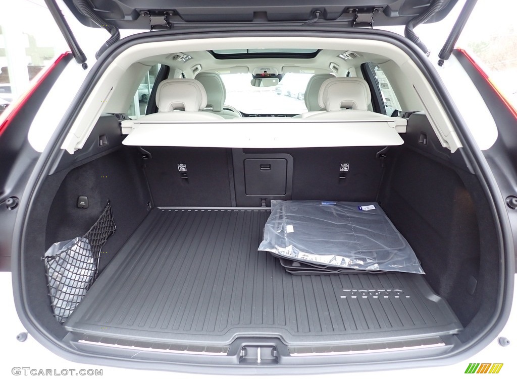 2021 Volvo XC60 T5 AWD Momentum Trunk Photos