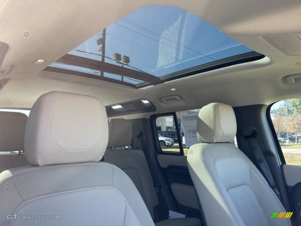 2021 Land Rover Defender 110 S Sunroof Photos