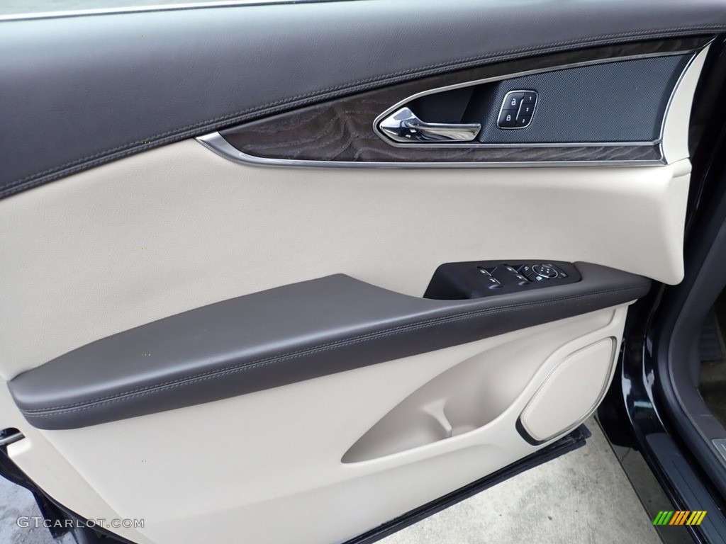 2017 Lincoln MKX Select AWD Door Panel Photos