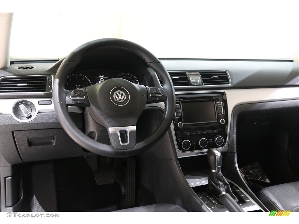2012 Passat 2.5L SE - Tungsten Silver Metallic / Titan Black photo #6