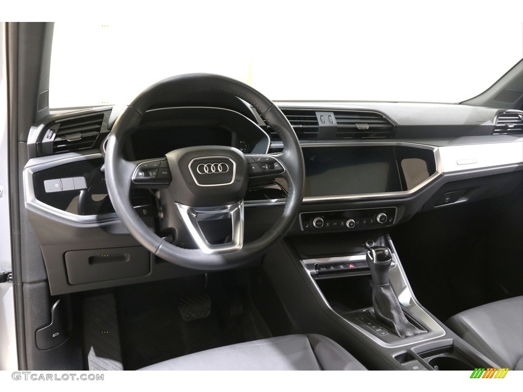 2020 Audi Q3 Premium quattro Dashboard Photos