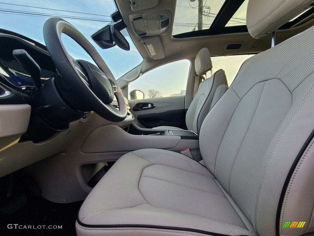 2021 Chrysler Pacifica Hybrid Limited Front Seat Photos