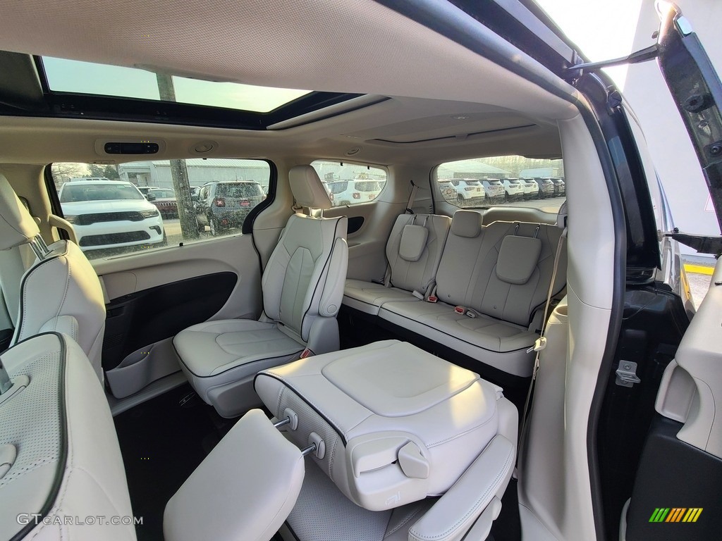 Black/Alloy Interior 2021 Chrysler Pacifica Hybrid Limited Photo #140794004