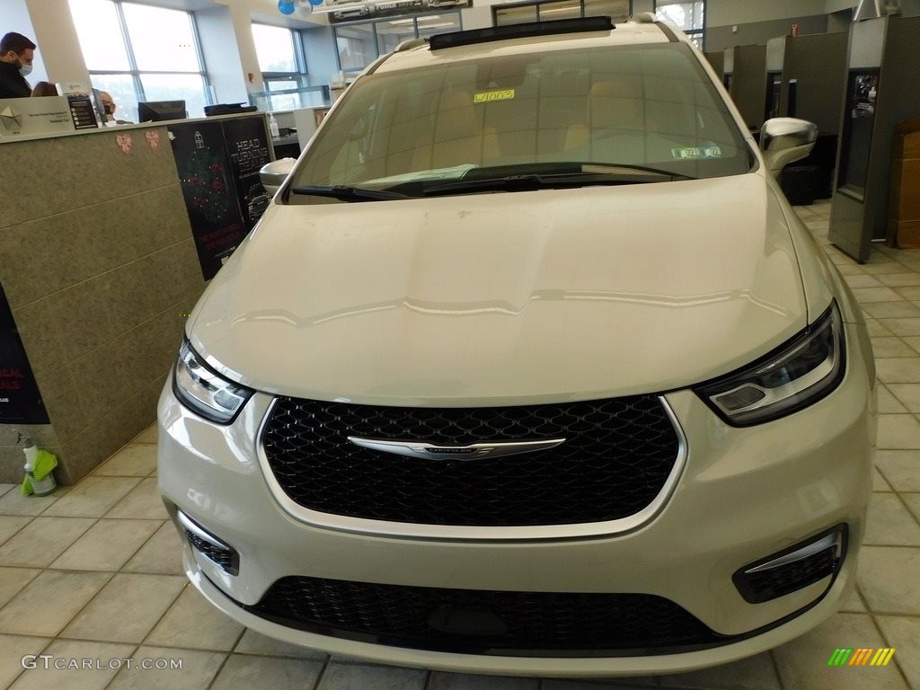 2021 Pacifica Pinnacle AWD - Luxury White Pearl / Caramel/Black photo #2