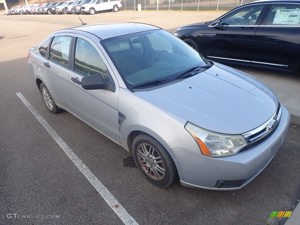 2008 Focus SE Sedan - Silver Frost Metallic / Medium Stone photo #2